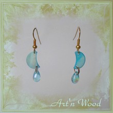 Boucles d'oreille pendantes lune en nacre bleue et perle de verre