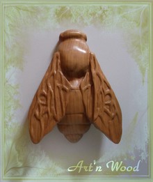 Bijou-sculpture pendentif abeille 3 cm en bois précieux