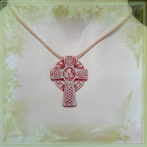 Pendentif fait main croix celtique en verre corail et blanc