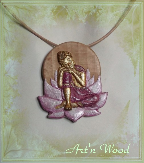 Pendentif le Repos rose de Bouddha 5cm en bois de hêtre peint