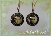 Création sur-mesure de deux pendentifs avec photos d`acteurs célèbres, accessoires de théatre pour un spectacle ou bijou fantaisie de tous les j - Art`n Wood, créatrice de bijoux personnalisés, cadeau