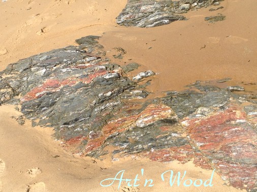 Rochers sur la plage, Art`n Wood: pièces uniques nées des trésors de la mer, glanés sur les plages de Vendée: galets polis, verre dépoli, bois flotté, coquillages et autres cadeaux de la mer sublimés