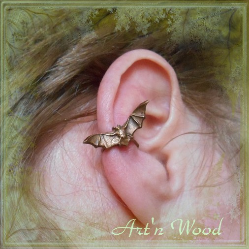 Bague d'oreille artisanale chauve-souris en vol en bronze doré