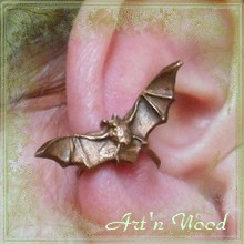 Bague d'oreille artisanale chauve-souris en vol en bronze doré