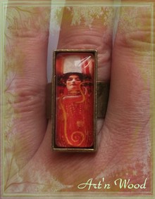 Bague Art Nouveau illustreé d`un extrait d`une peinture de Gustav Klimt consacrée à la médecine, Hygieia - création Art`n Wood, sculptrice, artisan d`art, créatrice de bijoux artisanaux personnalisés