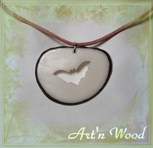 pendentif artisanal ivoire végétal silhouette chauve-souris, bijou écologique made in France Art`n Wood, bijoux scuptures, bijoux de la nature, tagua corozo, bois, nacre, corne, bronze, artisan d`art