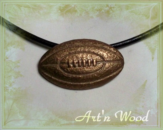 Pendentif artisanal ballon de rugby 3cm texturé en bronze doré massif