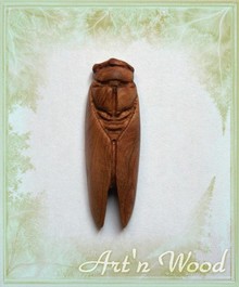 Sculpture animalière, broche, porte-clef ou pendentif cigale 4cm en bois de cade