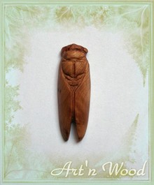 Sculpture animalière, pendentif, broche ou porte-clé cigale 4cm en bois de cade odorant