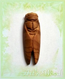 bijou cigale 4cm en bois d`olivier, broche ou pendentif - Art`n Wood: sculpteur sur bois