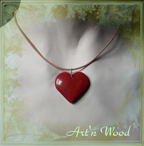 Bijou artisanal pendentif coeur en ivoire végétal rouge passion