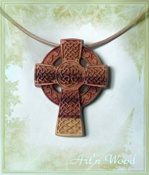 Bijou croix celtique en bois de rose: porte-clef, broche ou pendentif