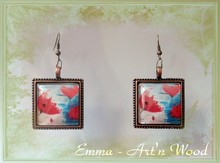 Exclusif: bijou d`artiste, boucles d`oreilles illustrées d`un extrait d`une peinture d`Emma, peintre figurative. Coquelicots d`un beau rouge lumineux, bijou dété, bijou gai, coloré et original.