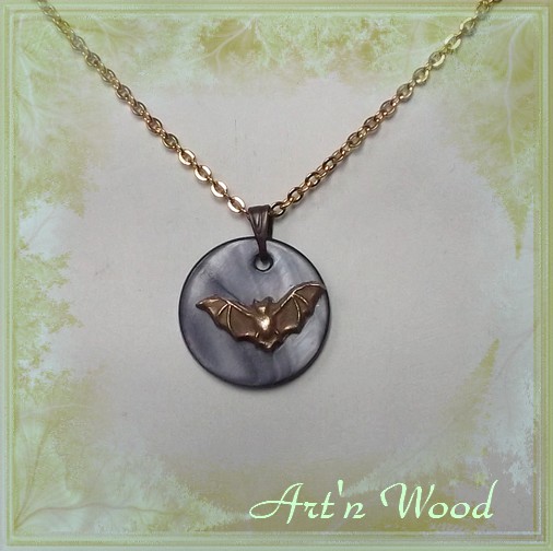 Bijou artisanal pendentif chauve-souris bronze doré et nacre