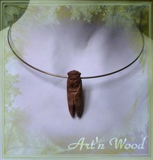 collier cigale en bois d`olivier, bijou pendentif sculpture artisanal personnalisé Art`n Wood: bijoux en matières naturelles Provence été Sud de la France mariage cadeau luxe anniversaire