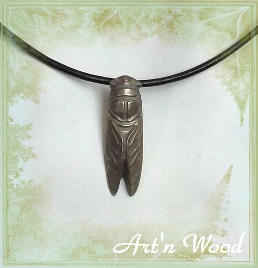 bijou pendentif grande cigale en bronze blanc - Art`n Wood: bijoux, sculptures et cadeaux artisanaux personnalisables