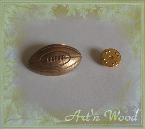 bijou pour lui, badge épinglette ballon de rugby en bronze doré personnalisable - Art`n Wood: cadeaux, bijoux artisanaux, sculptures