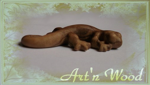 Sculpture animalière, broche ou pendentif salamandre 5cm en bois d'olivier