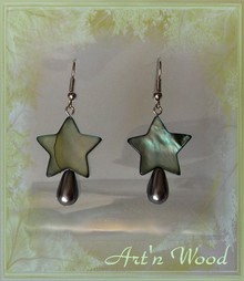 Grande boucle d'oreille pendante étoile en nacre grise et perle de verre artisanale