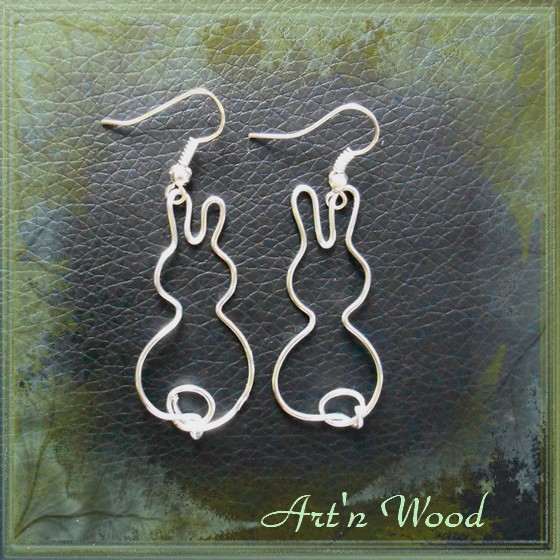 Boucles d'oreille artisanales silhouette lapin en fil d'argent 925