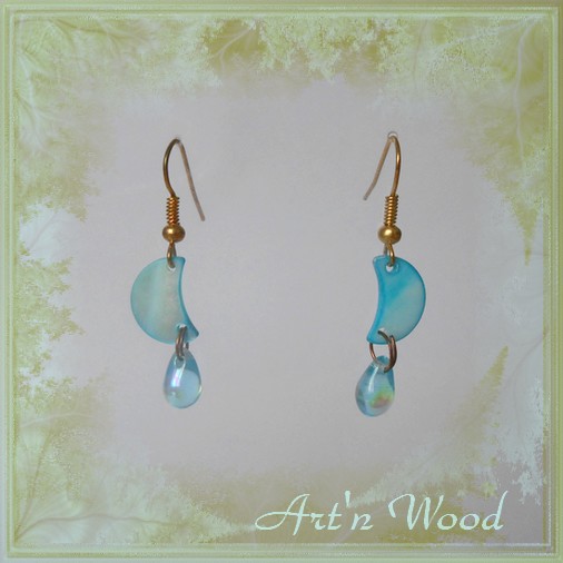 Boucles d'oreille pendantes lune en nacre bleue et perle de verre