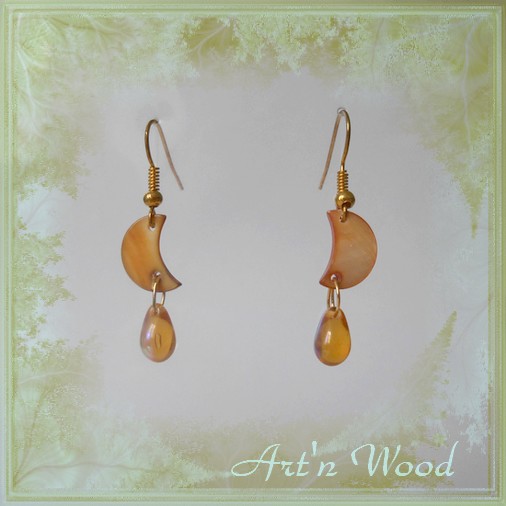 Boucles d'oreille pendantes lune en nacre orange et perle de verre