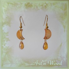 Boucles d'oreille pendantes lune en nacre orange et perle de verre