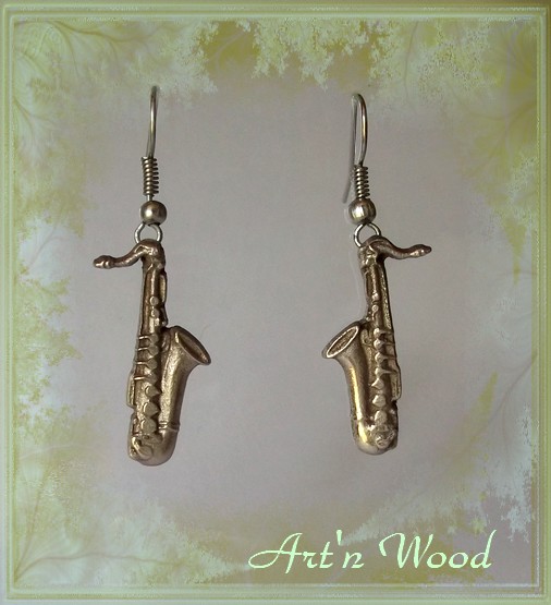 Boucle d'oreille artisanale saxophone en bronze blanc