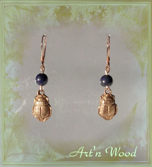 Boucle d'oreille artisanale scarabée sacré en bronze doré et lapis-lazuli