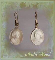 bijou luxueux femme boucles d`oreilles pendantes artisanales en corne blonde, portrait sculpté de George Sand, femme écrivain, France, Berry - Art`n Wood: créatrice de bijoux sculptures, cadeaux, art