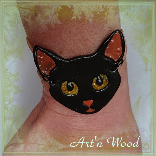 Large bracelet chat noir aux yeux d'ambre