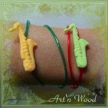 Bracelet artisanal fantaisie saxophone fluo et phosphorescent