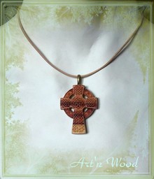 Bijou croix celtique en bois de rose: porte-clef, broche ou pendentif