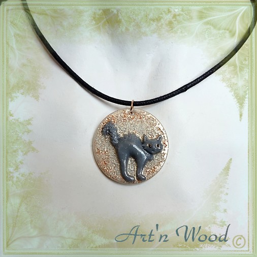 Pendentif artisanal en verre chat gris lune d'or