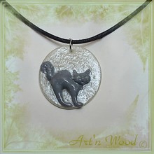 Pendentif artisanal en verre chat gris lune givrée