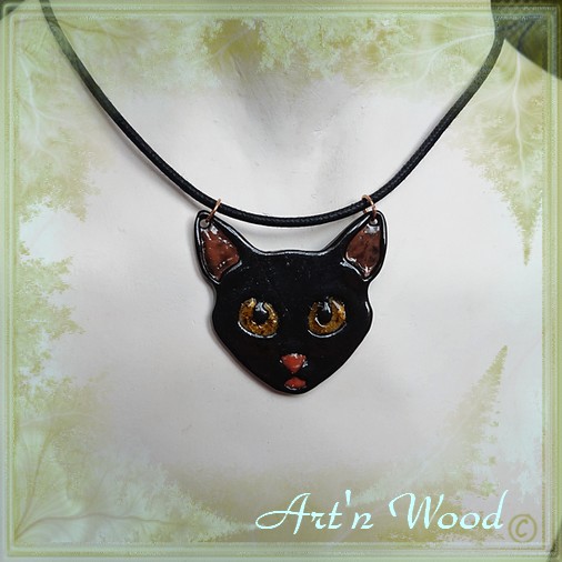 Pendentif plastron chat noir aux yeux d'ambre