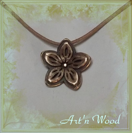 Bijou artisanal, pendentif Fleur d'Etoile en bronze massif