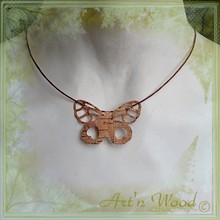 Collier artisanal un papillon au cou en liège naturel