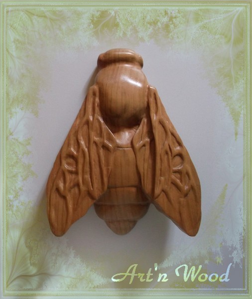 Grande sculpture animalière abeille 15cm en bois de noyer