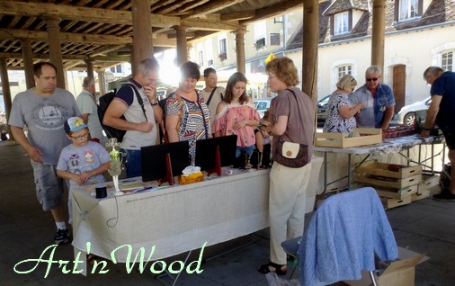 mes créations artisanales au marché du terroir de Bracieux, Loir-et-Cher. Art`n Wood, sculptrice, artisan d`art, créatrice de bijoux personnalisés, sculptures cadeaux en matières précieuses naturelles