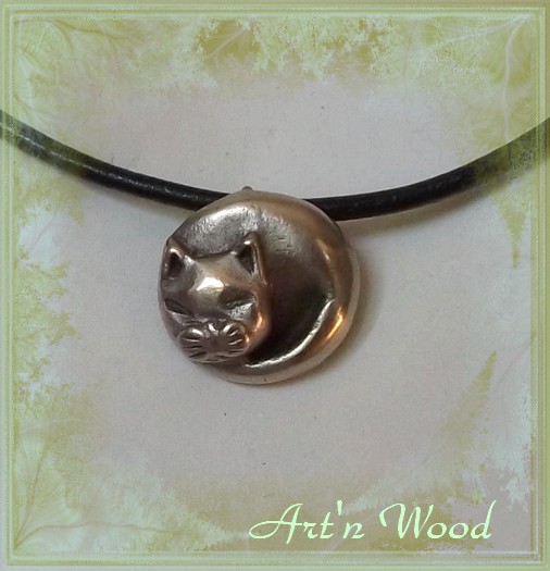 Pendentif artisanal médaillon chat qui dort, bronze blanc massif