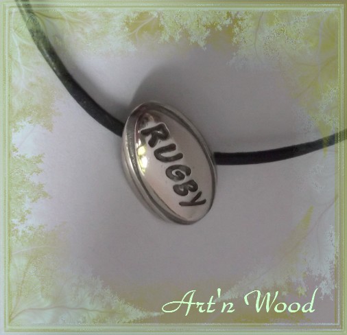 pendentif artisanal, bijou ballon de rugby moderne personnalisable par initiale gravée, bronze blanc - Art`n Wood, sculptrice, créatrice de bijoux-sculpture, sculptures-bijoux et cadeaux sur-mesure