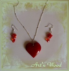 parure de bijoux artisanaux Amour d`Etoile Rouge Passion: un pendentif coeur en corozo rouge vif accompagné de boucles d`oreille étoiles milléfiori en perles de verre artisanales. Des bijoux lumineux