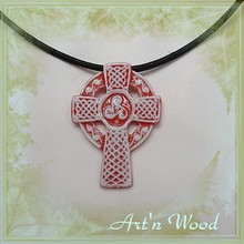 Pendentif fait main croix celtique en verre corail et blanc