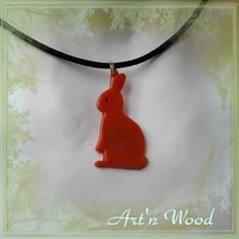 Pendentif lapin roux debout en perle de verre faite main