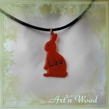 bijou personnalisé pendentif lapin debout, choix de la couleur et du nom gravé, un cadeau unique et original, pour votre petit lapin chéri. Art`n Wood, sculptrice, artisan d`art, créatrice de rêves