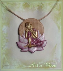 bijou artisanal en bois de hêtre sculpté le Repos de Bouddha sur une fleur de lotus rose et blanc nacré, un bijou zen qui invite au calme et à la méditation, un pendentif tféminin, nature et luxueux