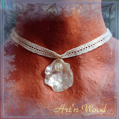 Pendentif artisanal Naissance de Vénus, coquillage et perle de verre blanc