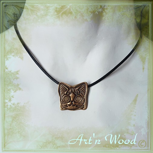 Pendentif artisanal chat kawaii en bronze doré