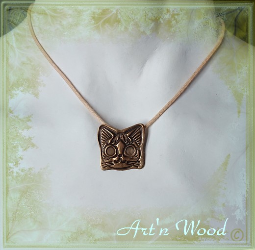 Pendentif artisanal chat kawaii en bronze doré